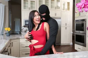 Em nhân viên bất động sản chuyên gạ tình khách hàng giàu có dù bà xã anh cạnh bên