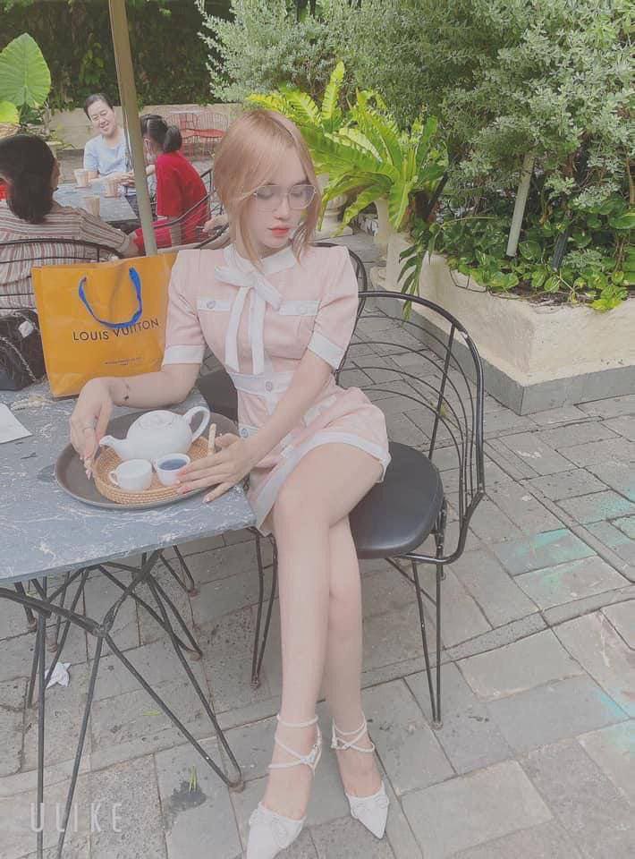 Sự huấn luyện não tàn của con đĩ thất vọng, ông chủ lớn của ngành công nghiệp huấn luyện, hôm nay một con đĩ nhỏ mới, nhỏ nhắn và tinh tế, thích bị đánh đòn, và cần một con bò đen to lớn để thỏa mãn cô ấy
